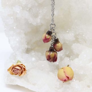 collier trois boutons de rose