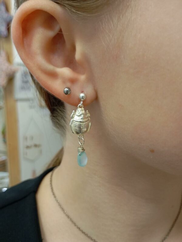 Boucles d'oreilles Scarabée - Argent et pierre naturelle – Image 3