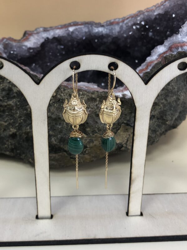Boucles d'oreilles Scarabée - argent plaqué or et pierre naturelle – Image 2